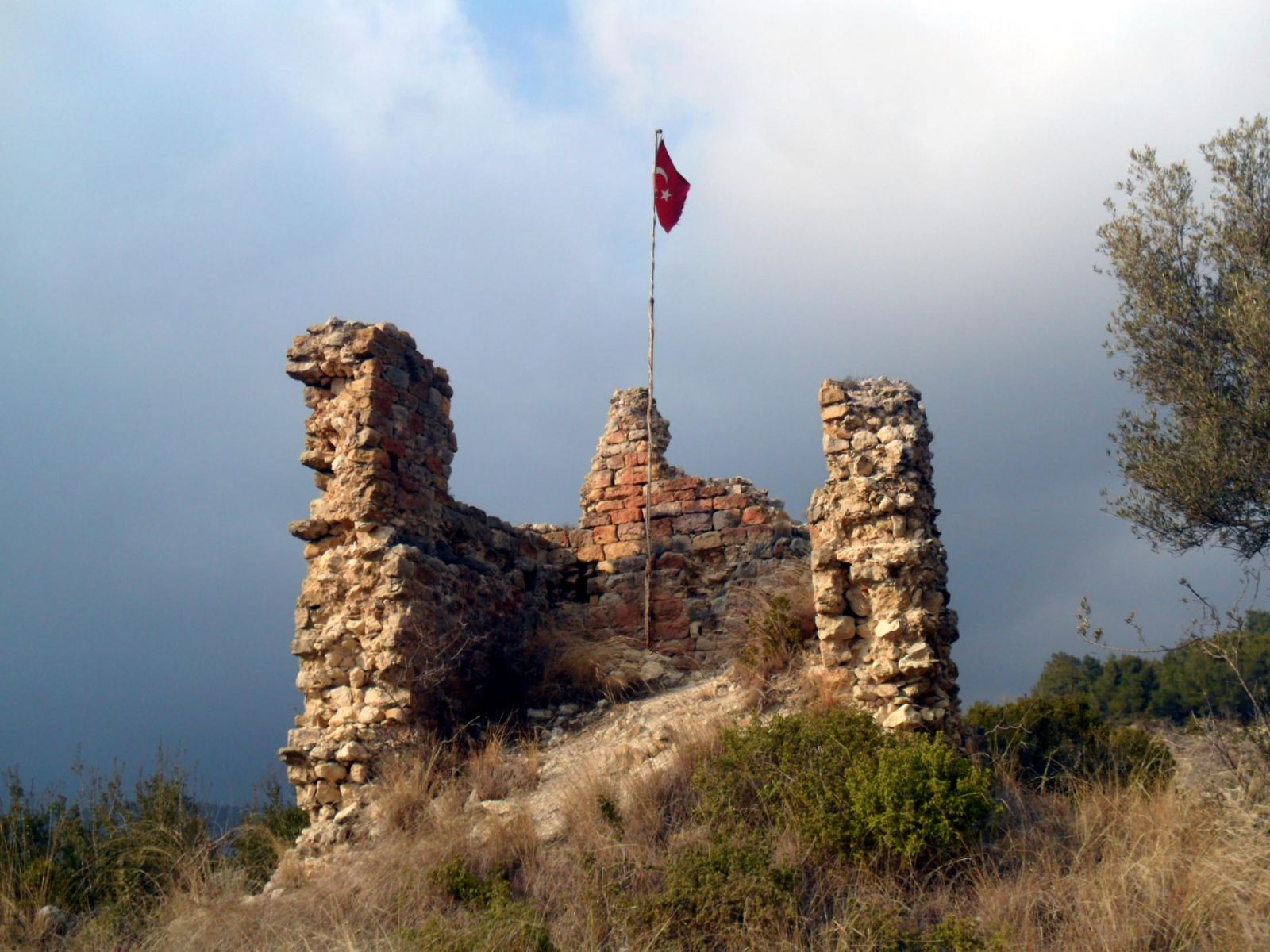 Cemilli Kaleburnu Kalesi